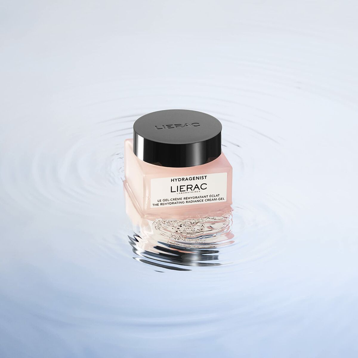 Crème de jour Lierac Hydragenist in water, showcasing its natural ingredients and commitment to beauty.