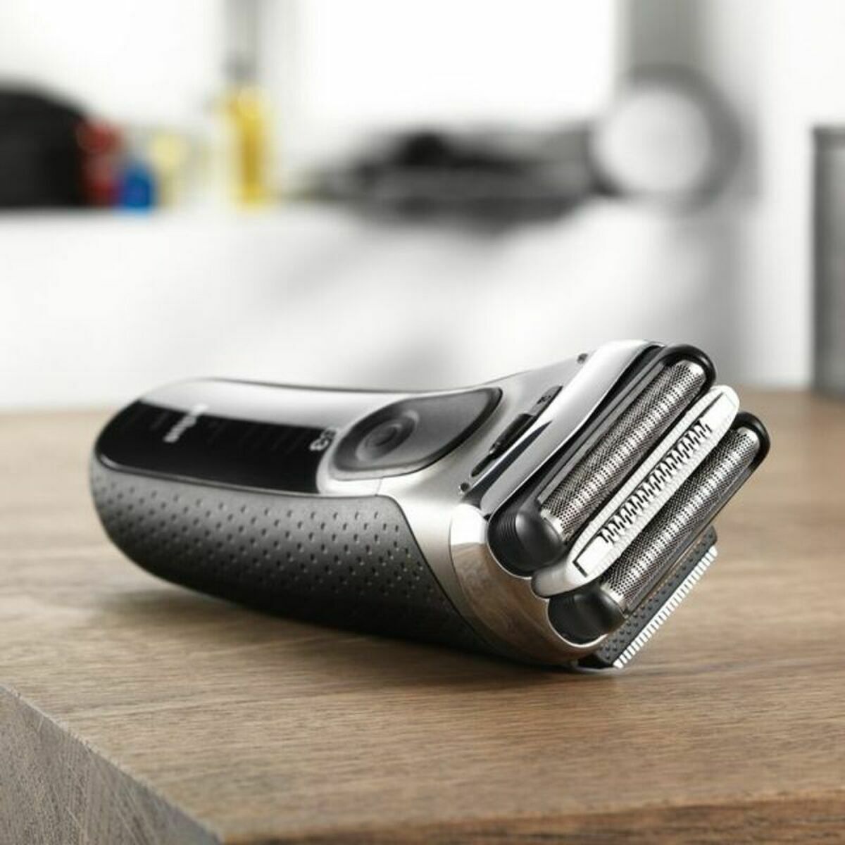 Rasoir électrique Braun Series 3 3000S sur un plan de travail, design ergonomique et lames en acier inoxydable.