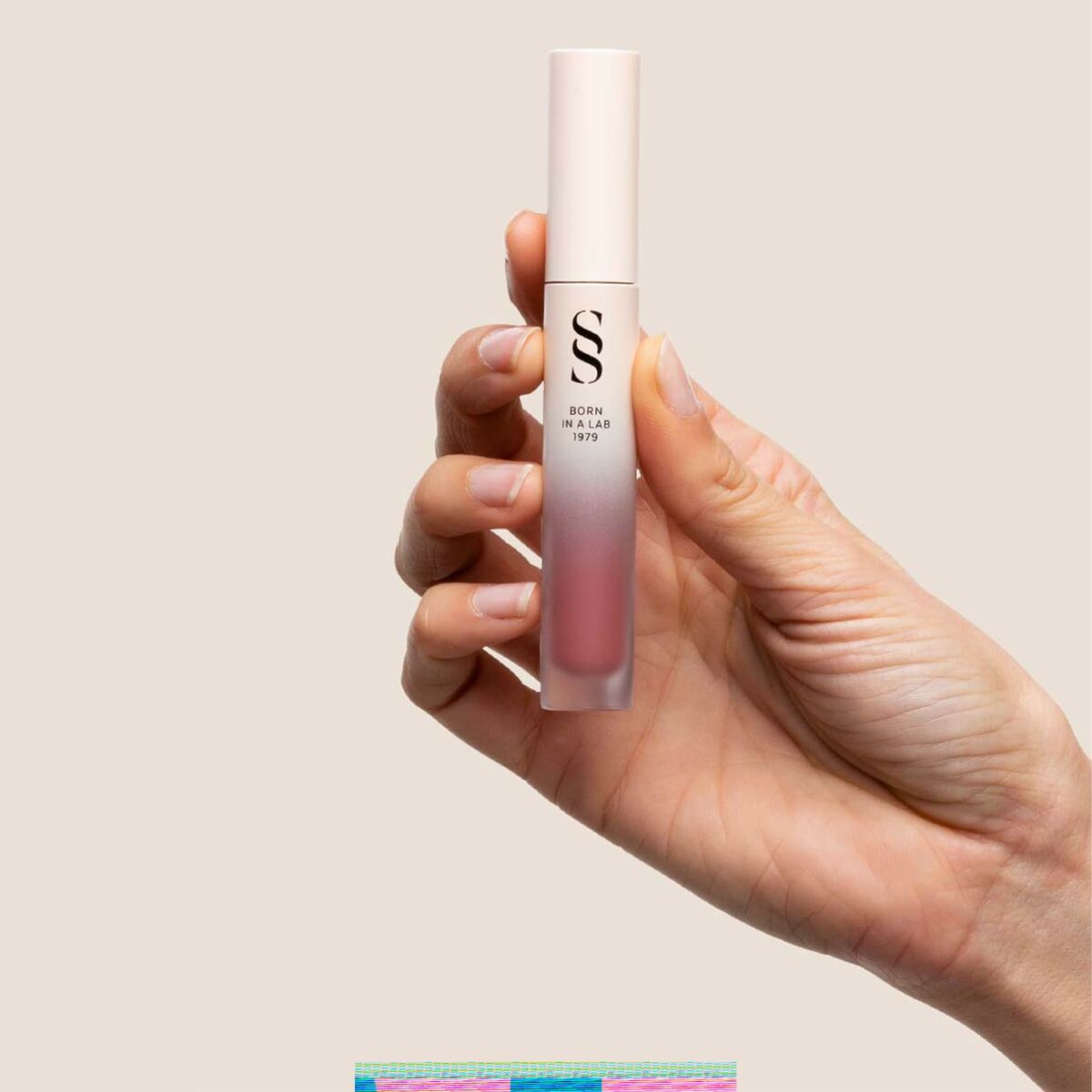 Rouge à lèvres Sensilis ETERNALIST A.G.E 4,5 ml en main, de texture liquide, idéal pour booster votre sex-appeal.