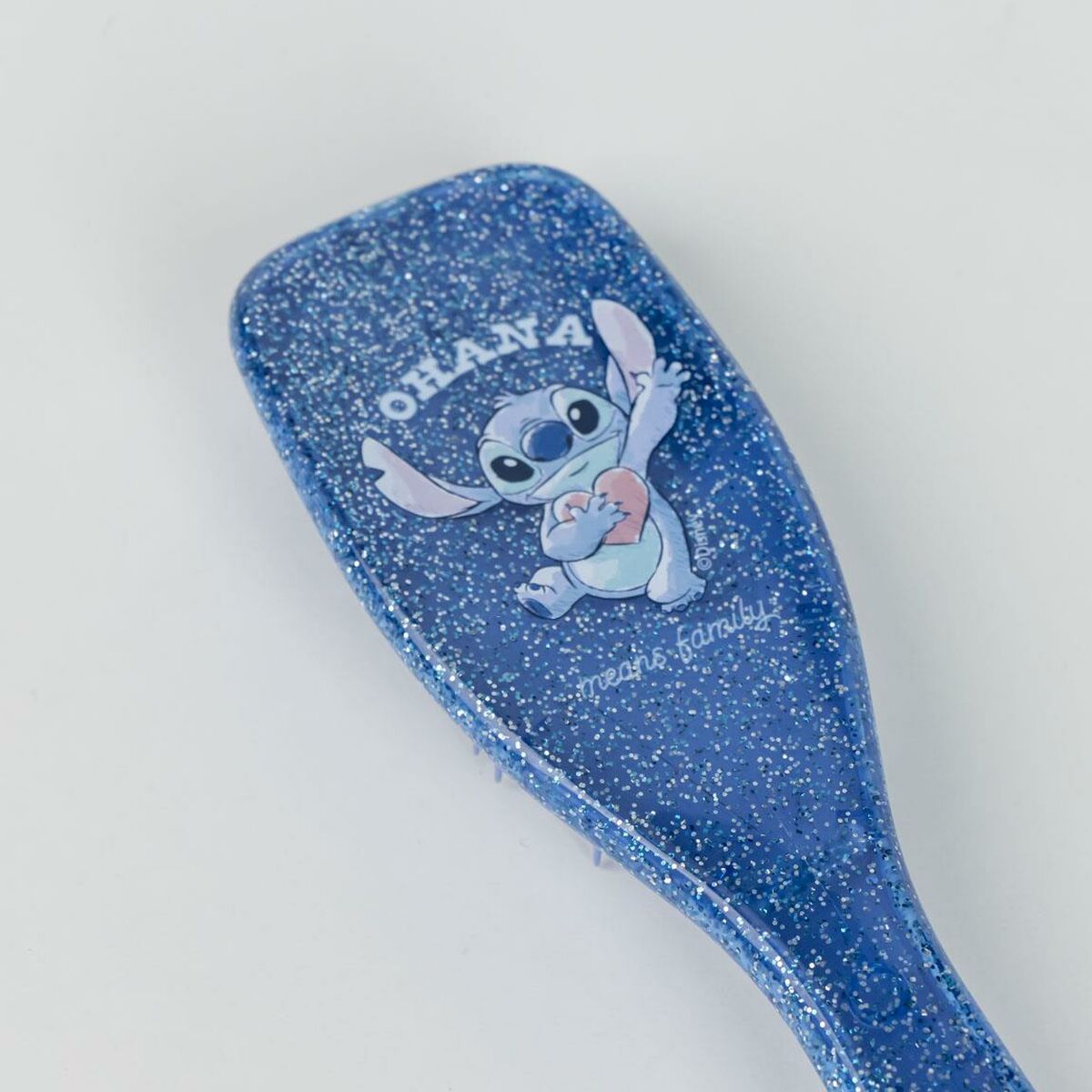 Brosse Stitch bleu avec personnage Stitch tenant un cœur, accessoire de coiffure pour enfants, prêt à embellir votre look.